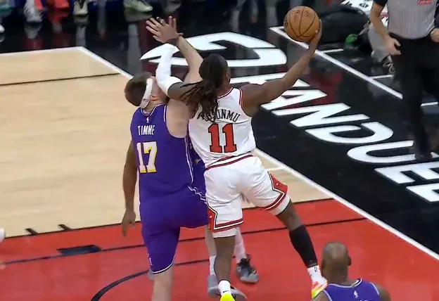 网页版登录入口-蒂米被打到面部走回更衣室,裁判回看吹多森姆普通进攻犯规