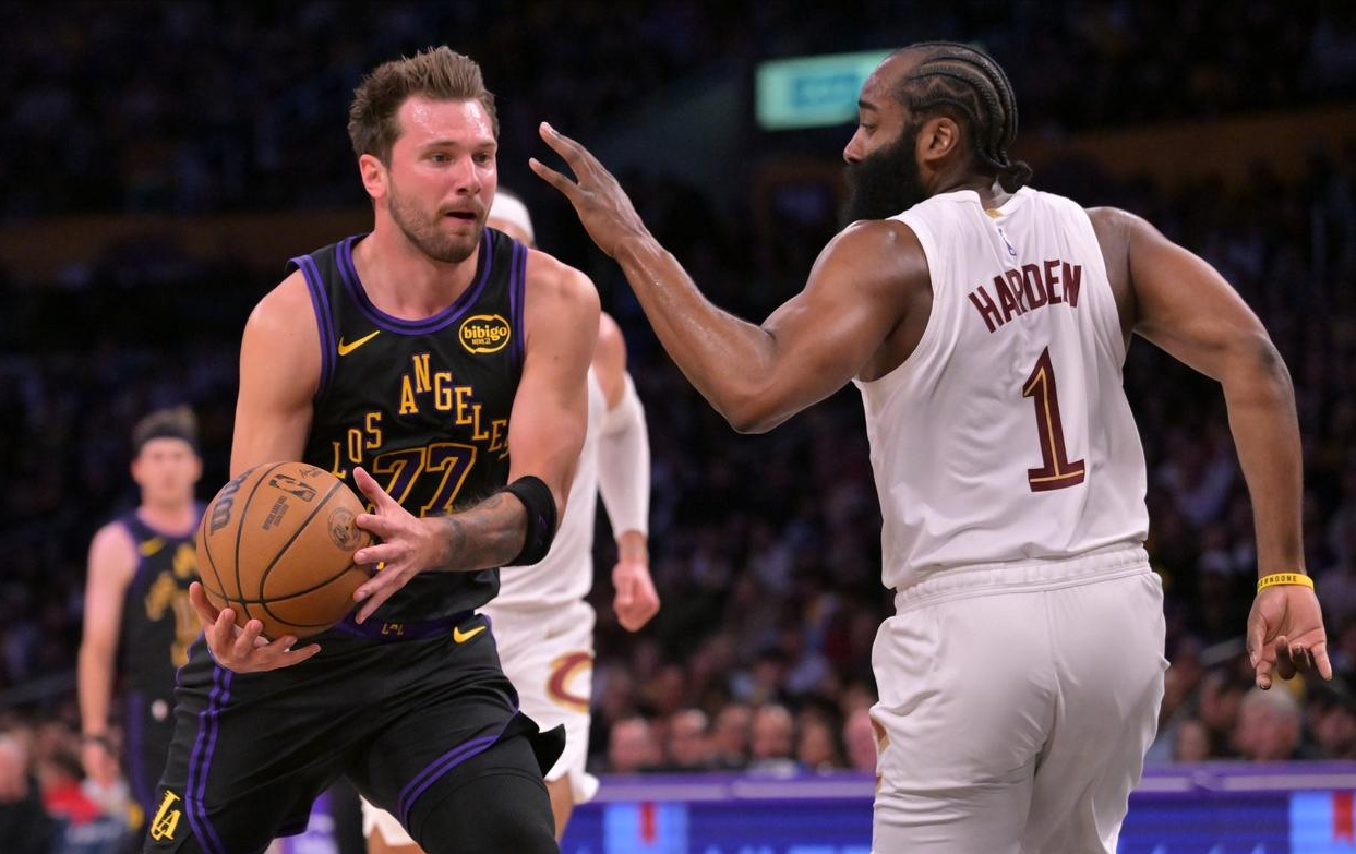 app下载-湖人四连胜锁定季后赛，四人携手刷爆纪录，骑士在下一盘大棋？